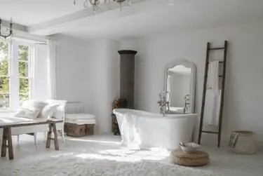 Мебель для ванной комнаты в фермерском доме, разработанная White & Faded, с корзинами и ванной