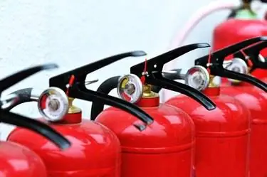 Красные огнетушители выстроились в линию Красные огнетушители выстроились в линию