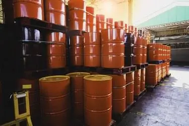 Баррели с красной нефтью, химические барабаны, вертикально сложенные вверх Баррели с красной нефтью, химические барабаны, вертикально сложенные вверх