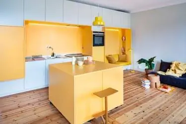 Открытая концепция желтой гостиной и кухни