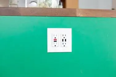 кухонная электрическая розетка на зеленом фоне кухонная электрическая розетка на зеленом фоне