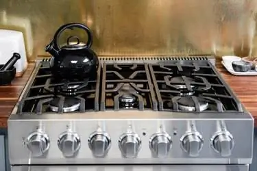 крупный план решетки гриля варочной панели крупный план решетки гриля варочной панели