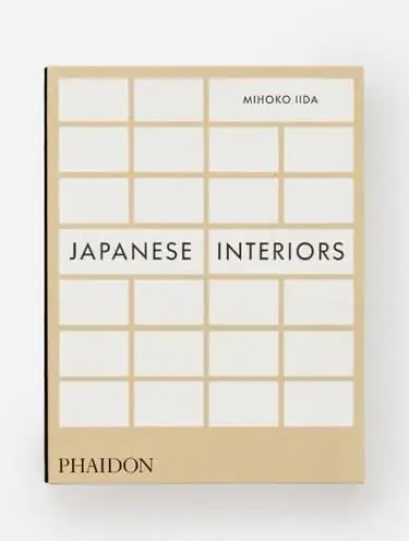 Обложка книги «Японские интерьеры» Михок0 Иида на белом фоне