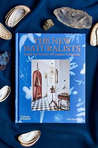 ImageThe New Naturalists by Claire Bingham на темно-синем одеяле рядом с ракушками