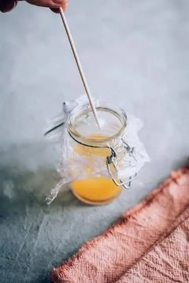 Делаем дырки в ловушке для плодовых мух
