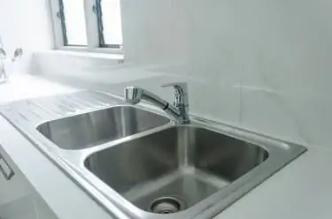 Кухонная раковина крупным планом