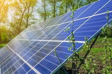Солнечная панель производит зеленую, экологически чистую энергию солнца