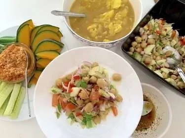 Courageous Kitchen Yum Tua Chickpea (Салат из нута)