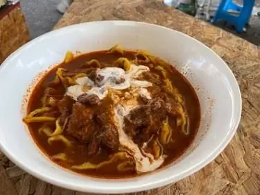 Christao Khao Soy Nuea (лапша с говядиной и карри)