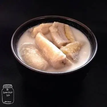 Кулинария и одежда Gluay Buad Chee (бананы в кокосовом молоке)
