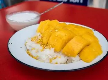 Еда тайской еды Khao Niew Mamuang (липкий рис с манго)