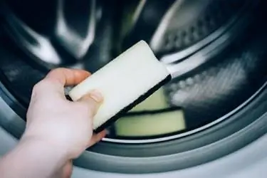 Положить губку в стиральную машину для стирки Положить губку в стиральную машину для стирки