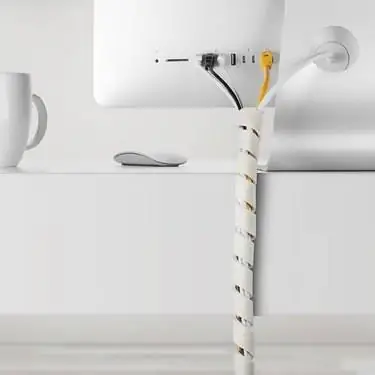 белый кабель Slinky за столом с несколькими шнурами