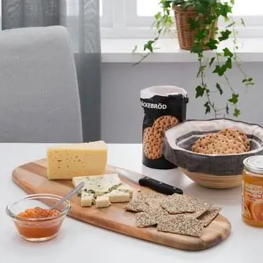 стол с разделочной доской с закусками стол с разделочной доской с закусками