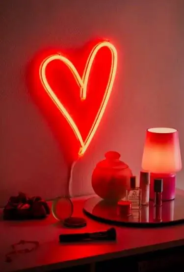 Неоновая вывеска Urban Outfitters Heart, 69 долларов Неоновая вывеска Urban Outfitters Heart, 69 долларов