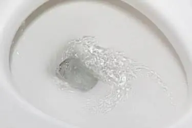 Размытие движения смыва воды в унитаз. Сантехника, ремонт дома и концепция сохранения воды.
