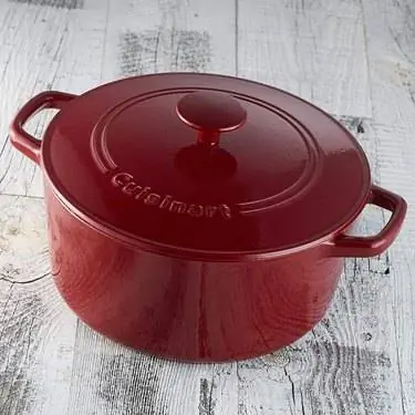 Красная голландская печь Cuisinart на серой деревянной поверхности