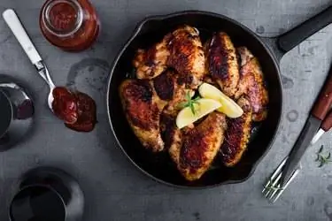 Жареные куриные крылышки на чугунной сковороде Жареные куриные крылышки на чугунной сковороде