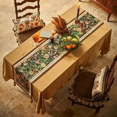 Сервировка кухонного стола с помощью дорожки William Morris Flower Garden от Nabis Fabric