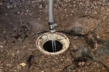 прочистка канализации, слив воды из садового шланга в канализацию прочистка канализации прочистка канализации, слив воды из садового шланга в канализацию прочистка канализации