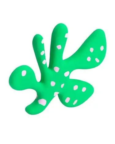 Собака неправильной формы, зеленая игрушка с розовыми пятнами.