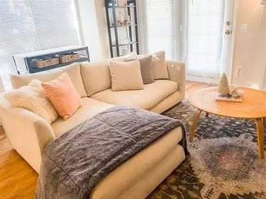 одеяло lovesac, накинутое на диван одеяло lovesac, накинутое на диван