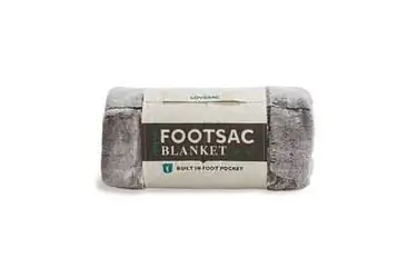 Одеяло FootSac, завернутое в упаковку: вокруг одеяла обернут небольшой кусок мешковины с надписью «Одеяло LoveSac FootSac». Встроенный карман для ног Одеяло FootSac, завернутое в упаковку: вокруг одеяла обернут небольшой кусок мешковины с надписью «Одеяло LoveSac FootSac». Встроенный карман для ног