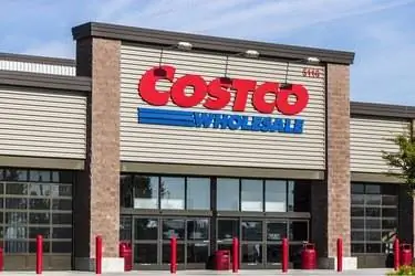 Витрина магазина Costco с логотипом перед голубым небом.