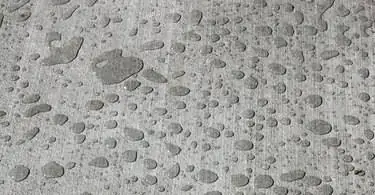 капли воды на бетоне капли воды на бетоне
