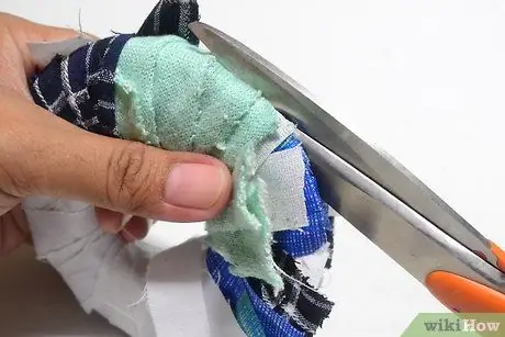 Сделайте помпоны из обрезков ткани Шаг 5 Сделайте помпоны из обрезков ткани Шаг 5