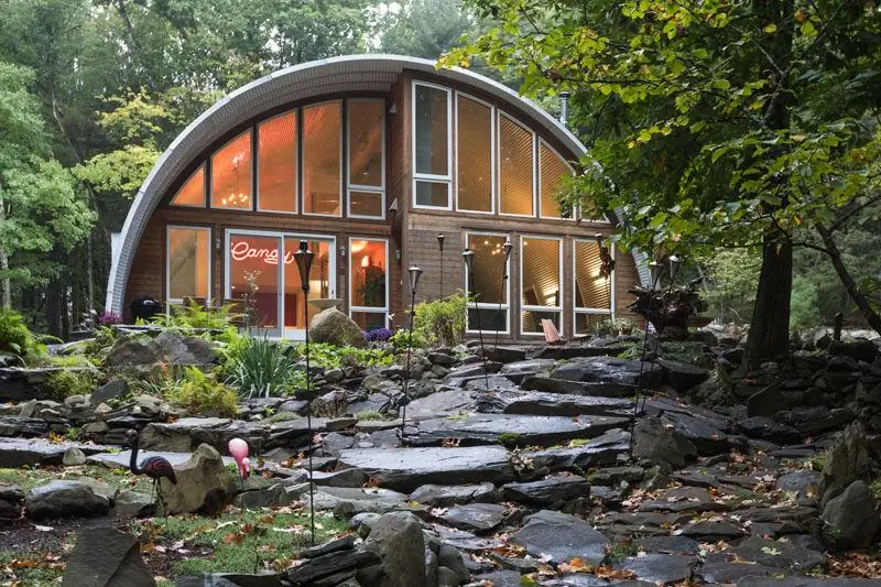 Coughlin Architecture спроектировали Q Hut, современный взгляд на сарай, который превратился в спасение от города для его владельцев. СовременныйДом Дизайн Дома Архитектура