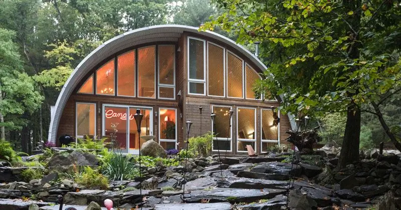 Q Hut от Coughlin Architecture в окружении природы