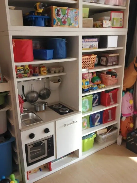 Встроенная кухня BESTA PlayKitchen со светодиодной подсветкой и поворотными ручками