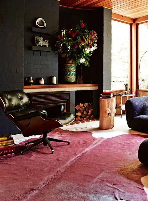 Мужественная гостиная с шезлонгом eames