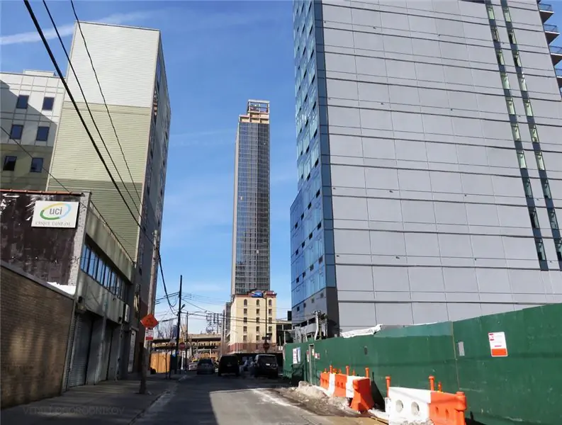 Вид на северо-запад вдоль 42-й дороги, на заднем плане - 23-10 Queens Plaza South Вид на северо-запад вдоль 42-й дороги, на заднем плане - 23-10 Queens Plaza South
