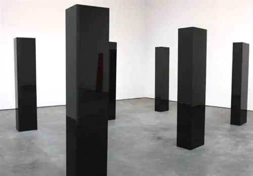 Джон Маккракен, «Шесть колонн», 2006 г. (отражение «Без названия», 1967 г.) Джон Маккракен, «Шесть колонн», 2006 г. (отражение «Без названия», 1967 г.)