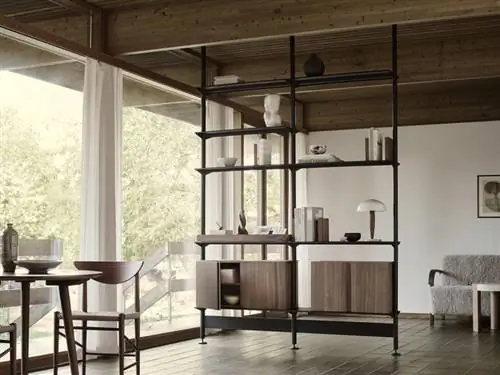 Стеллаж Black String Furniture с дверью шкафа из светлого шпона в гостиной с окнами на заднем плане и кафельным полом. Стеллаж Black String Furniture с дверью шкафа из светлого шпона в гостиной с окнами на заднем плане и кафельным полом.