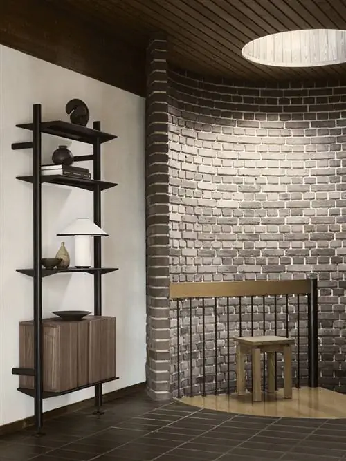 Стеллаж Black String Furniture с дверью шкафа из шпона темного дерева, установленной у стены возле изогнутой кирпичной лестницы. Стеллаж Black String Furniture с дверью шкафа из шпона темного дерева, установленной у стены возле изогнутой кирпичной лестницы.