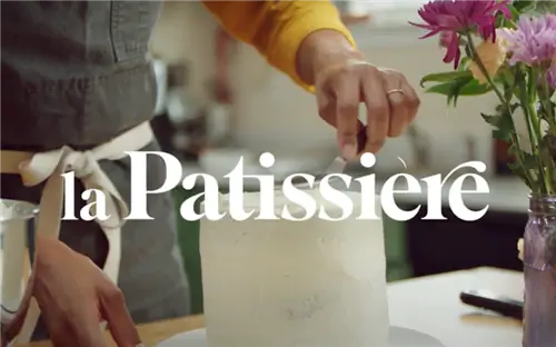 снимок экрана, на котором кто-то покрывает торт глазурью с надписью la Patissiere