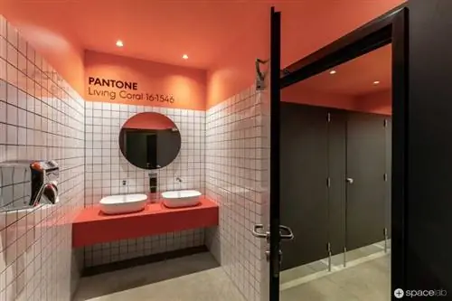 современная офисная ванная комната с коралловыми акцентами Pantone