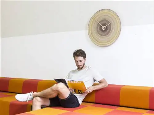 Wisse Trooster превращает старые шлифовальные диски в часы