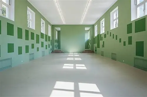 Художница Беа Шлингельхофф познакомила Kunstverein Munich с его историей на выставке 2021 года под названием No River to Cross.