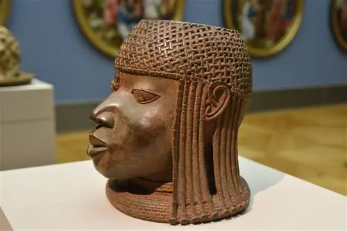 Пилотный проект под названием MuseumsLab был запущен ранее в этом месяце с участием около 20 немецких участников и 28 из десяти африканских стран. Бронзовая голова оба, Бенин, около 16 века в музее Боде, Берлин; Пилотный проект под названием MuseumsLab был запущен ранее в этом месяце с участием около 20 немецких участников и 28 из десяти африканских стран. Бронзовая голова оба, Бенин, около 16 века в музее Боде, Берлин;
