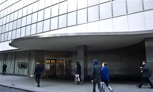 Подозреваемый в нанесении ножевых ранений сотрудникам MoMA остается на свободе и угрожает бывшему президенту Дональду Трампу