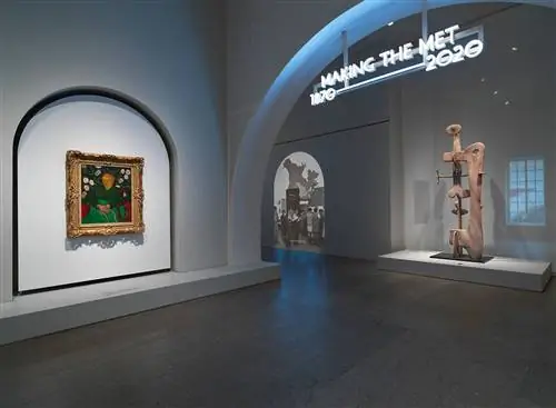 Вид инсталляции Making the Met, 1870–2020 гг., В вновь открывшемся Метрополитен-музее. Вид инсталляции Making the Met, 1870–2020 гг., В вновь открывшемся Метрополитен-музее.
