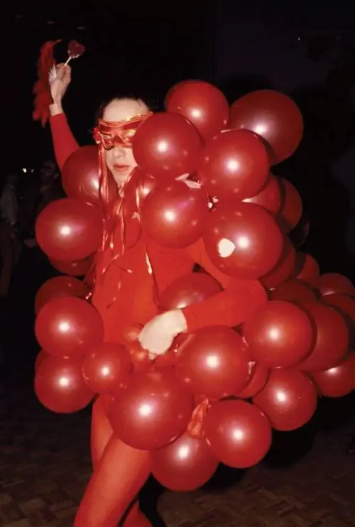 Дастин Питтман, « Красные воздушные шары» (1979) с участием тусовщика в Studio 54. Дастин Питтман, « Красные воздушные шары» (1979) с участием тусовщика в Studio 54.
