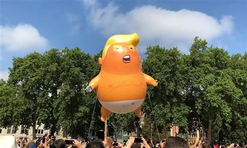 Просто болтовня? Дирижабли Дональда Трампа и Садика Хана направляются в Лондонский музей