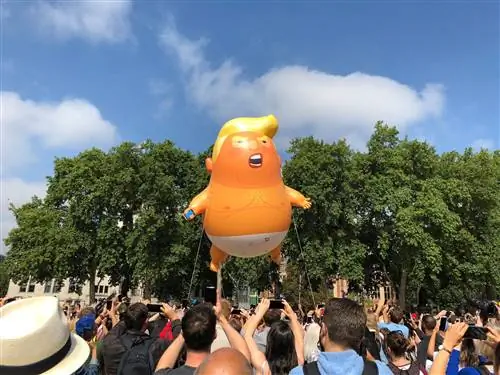 Дирижабль Трампа взлетел над Лондоном Дирижабль Трампа взлетел над Лондоном