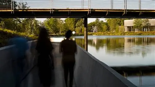 Звезда Alu Truss Star Фрэнка Стеллы (2016) и Павильон скульптур вдалеке, вид с одной из дорожек. Звезда Alu Truss Star Фрэнка Стеллы (2016) и Павильон скульптур вдалеке, вид с одной из дорожек.