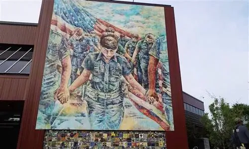 Детройтский институт искусств подвергся критике за спонсирование граффити с изображением полицейских